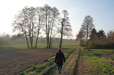 Canvas Print - Frau auf einem Feldweg