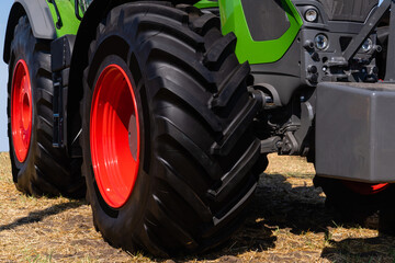 Aufkleber - Bottom view of tractor. Close up of wheels