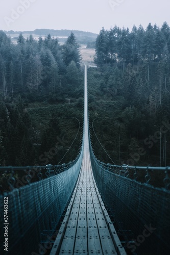 Obrazy most wiszący  most-wiszacy-w-gorach