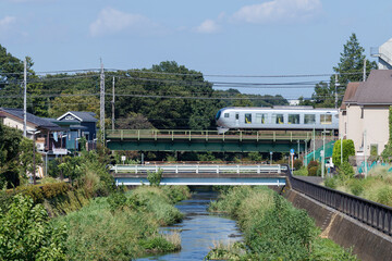 Wall Mural - 東久留米市の電車、道路、川の交差点