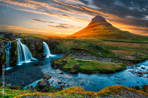 Majestic Kirkjufell mount (Church mountain) the most famous icelandic landmark Tableau sur Toile