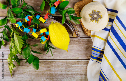Fotomural Jewish festival of sukkoth over paper colorful chain garland on kippah