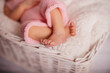 winzige Füße eines Neugeborenen