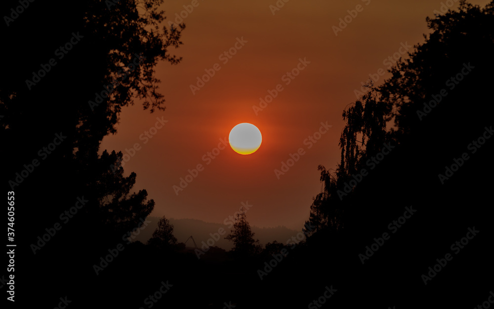 Smoky Sunset during the CZU Lightning Complex Wildfires in California in Summer 2020 - obrazy, fototapety, plakaty 
