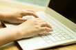 © EUNKYOUNG - 노트북을 하고 있는 여성의 손