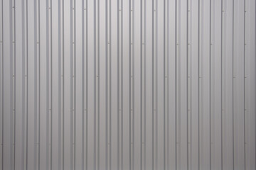 Textur von silberner Blech Wand einer Lagerhalle. Material für Wand, Boden oder Hintergrund. Aluminium Wellblech.
