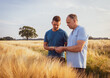 © Countrypixel - Landwirtschaft - Agrarpolitik, nachdenklicher Landwirt mit seinem Sohn im Getreidefeld