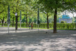 München: Spaziergang durch den idyllischen und leeren Hofgarten mit blühenden Linden Bäumen entlang der Residenz während der Corona Virus Pandemie 