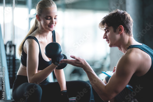 Fotomural Gym fitness trainer concept, health lovers exercise in sports gym for a strong h