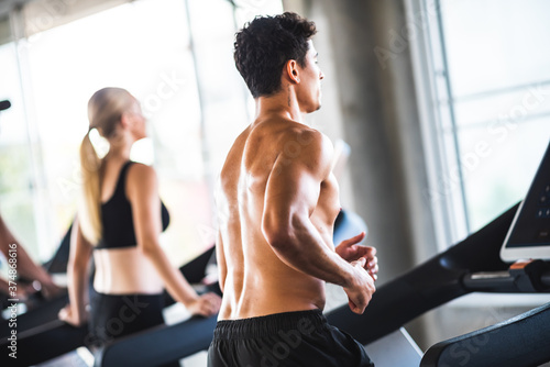 Fotografía Gym fitness trainer concept, health lovers exercise in sports gym for a strong h