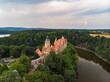Zamek pałac architektura las rzeka