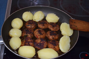 Poster - Frikadellen mit gerösteten Kräutern und Chili im Kartoffelkreis