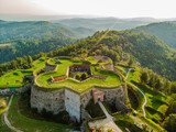 Fort twierdza góry drzewa las zabytek