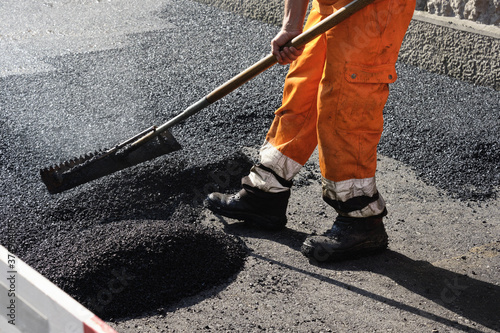 Fotografía Paving the road with porous asphalt for traffic noise