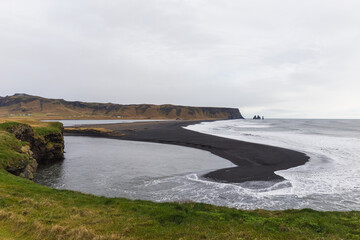 Canvas Print - Black sand beach of Reynisfjara viewed from Kirkjufjara Beach, Iceland