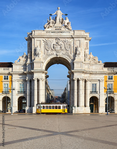 Fotografía Praca do Comercio with yellow tram, Lisbon, Portugal