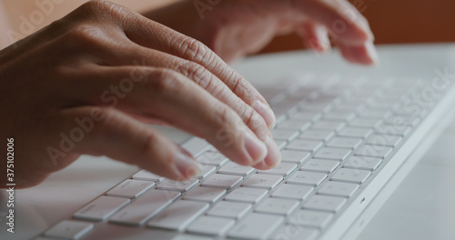 Cuadros en Lienzo Man type on computer keyboard