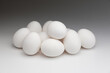 Mehrere weiße Eier auf einem grauen / weißen Hintergrund