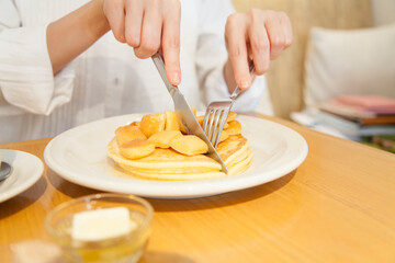 Sticker - カフェでパンケーキを食べる女性