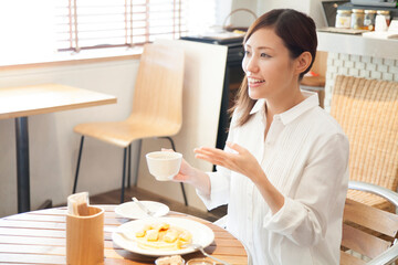 Sticker - カフェでパンケーキを食べる女性