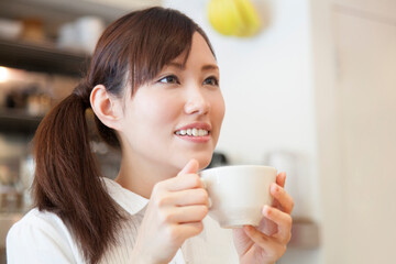 Sticker - カフェでコーヒーを飲む女性