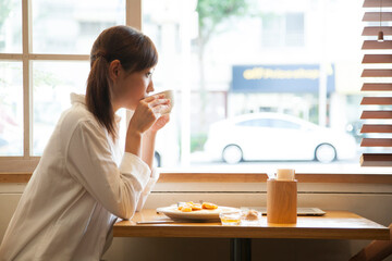 Sticker - カフェでコーヒーを飲む女性