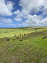 Poster - Moaïs sur la pente du volcan Rano Raraku à l'île de Pâques	