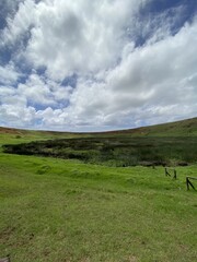 Wall Mural - Cratère du volcan Rano Raraku à l'île de Pâques