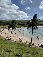 Wall Mural - Touristes sur la plage d'Anakena à l'île de Pâques