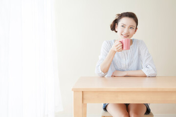 Canvas Print - コーヒーを飲む女性