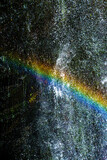 Fototapeta Tęcza - cascata 03 -gocce d'acqua su fondo scuro con effetto arcobaleno