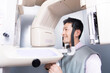 © Paylessimages - レントゲンを撮る男性