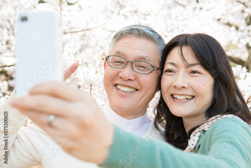携帯電話で自撮りするミドル夫婦 Stock Photo Adobe Stock 携帯電話で自撮りするミドル夫婦 Stock Photo Adobe Stock