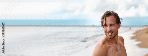 Fotomural Handsome good looking man swimming at beach looking to the side on copy space banner