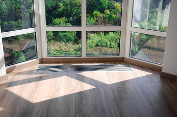 Protective grille mounted on the floor to heat the panoramic window