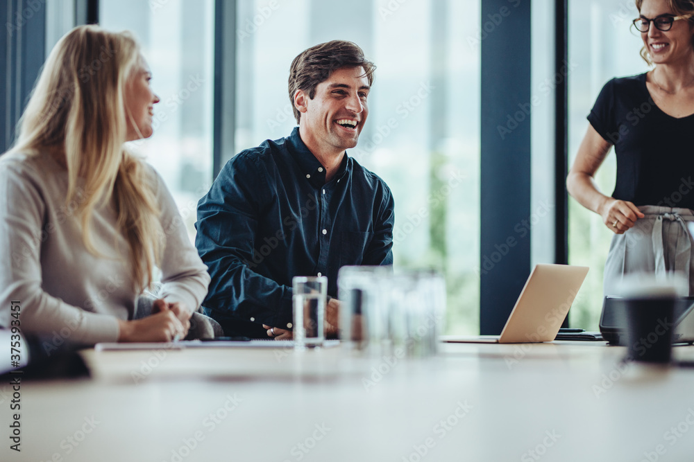 Business people smiling after a productive meeting - obrazy, fototapety, plakaty 