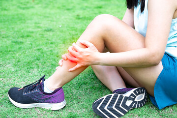 A woman athlete had a leg injury in the calf caused by excessive sports. Thigh muscle pain caused by strenuous exercise. This injury is often caused by a variety of sports such as running, soccer