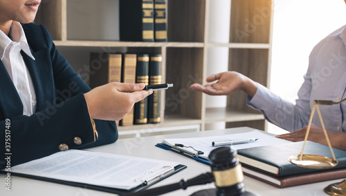 Cuadros en Lienzo Lawyer is giving advice to clients who have consulted about legal issues regarding rights infringement