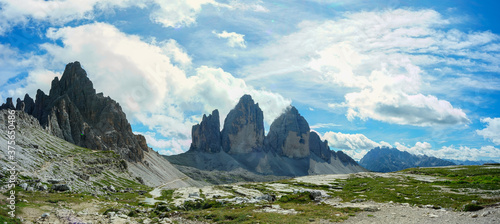 Plakaty Kordyliery  panoramiczny-widok-na-tre-cime-di-lavaredo-w-letni-dzien-sudtirol-trentino-alto-adige-dolomity-unesco-wlochy