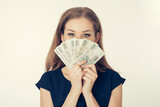 Anonimowa młoda kobieta trzyma gotówkę - kredyt, hipoteka, pożyczka, hazard, mieszkanie dla młodych, finanse