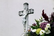 Kruzifix an einem christlichen Friedhof in Österreich, Religion, Tod, Auferstehung, Karfreitag, Gedenken, Grabstätte