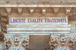Inscription Liberté, Égalité, Fraternité sur façade de mairie 
