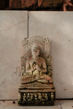 Fototapeta  - Mały posąg Buddy w świątyni.
