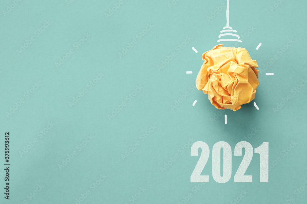 2021 Yellow paper light bulb on blue background, innovative business vision and resolution concept - obrazy, fototapety, plakaty 