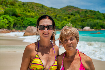 Poster - Mother and daughter happy on a tropical island