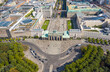 Das Brandenburger Tor am Pariser Platz in Berlin, Deutschland. Luftbild.