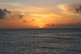 Fototapeta  - Sonnenuntergang im Meer auf den Malediven im Urlaub