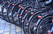 Auf einer Straße abgestellte Reihe schwarzer Fahrräder