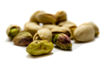 Wall Mural - pistachios isolated on white background