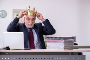 Canvas Print - Old king businessman employee at workplace